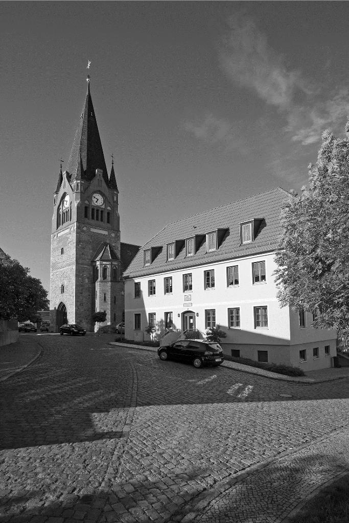 Abb. 5: Schkeuditz-Wehlitz, Albanuskirche und Alte Schule, Foto: 2014, Axel Meißner. 