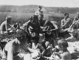 Abb. 11: Jenny Gertz zusammen mit Kindern und Erwachsenen aus ihren Bewegungschören, um 1930; © Tanzarchiv Leipzig. 