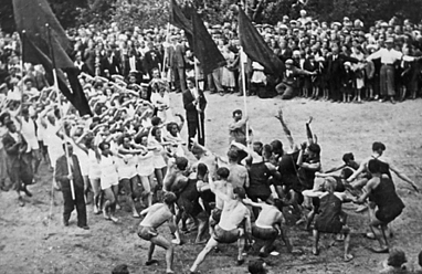 Abb. 13: Jenny Gertz und Rose Mirelmann, Revolutions­spiel, Reichenberg, Tschechoslowakei 1935; © Tanzarchiv Leipzig. 