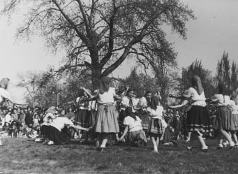 Abb. 14: Kindergruppe beim Tag der Freundschaft, Leitung Jenny Gertz, Pionierpark in Halle a. d. S. 1950;  © Tanzarchiv Leipzig. 