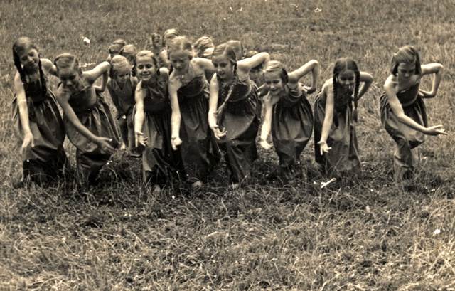 Abb. 15: Jenny Gertz, Bauernspiel, o. J. und o. O., wahrscheinlich Halle a. d. S., nach 1947;  © Tanzarchiv Leipzig. 