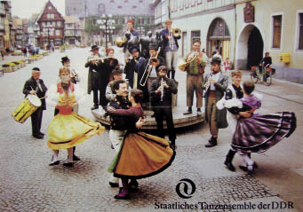 Abb.  5 und 6: Plakate aus den Sammlungen des Staatlichen Tanzensembles der DDR (1988) und des Staatlichen Folkloreensembles der DDR (o. J.), Dauerleihgaben des Bundesarchivs Berlin;  © Tanzarchiv Leipzig.