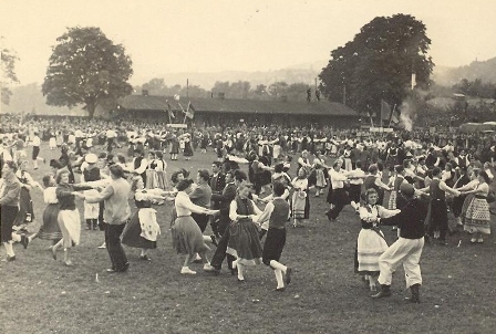 Abb. 8 und 9: 3. und 4. Fest des Deutschen Volkstanzes in Rudolstadt 1957 und 1958, Foto: Groß; © Tanzarchiv Leipzig. 