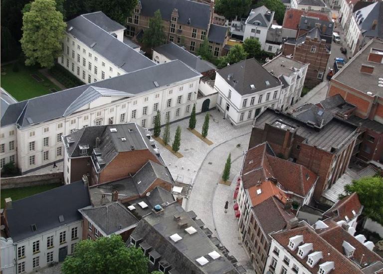 Abb. 2: Innenstadt von Mechelen mit ›harter‹, heller Straße und grünen Gärten und Höfen, Foto: Matthias Lerm. 