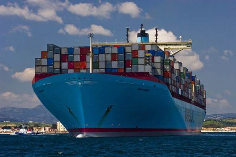Abb. 1: Modernes Containerschiff im Panamakanal. Foto: Autor. 
