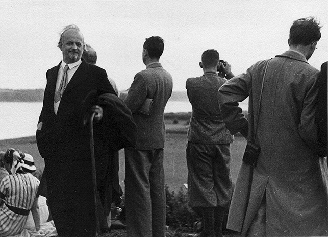Abb. 1: Adolf Spamer mit Studierenden in Haithabu, Fotografie, um 1940 (ISGV, Bildarchiv, BSN 69704). 