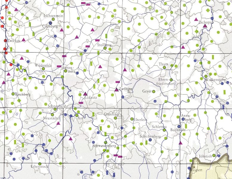 Abbildung 3: Ausschnitt aus der Karte G II 1, Ortsnamen (Siedlungs- und Wüstungsnamen) (Hans Walther). Legende: roter Punkt – Ortsname slawischer Herkunft, grüner Punkt – Mittelalterlich-deutscher Ortsname, blauer Punkt – Neuzeitlicher deutscher Ortsname, violettes Dreieck – Von Deutschen als Siedlungsname übernommener slawischer oder vorslawischer Fluss-, Flur- oder anderer Geländename, violettes Rechteck – Zwillingsname.
