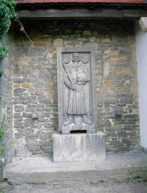 Abb. 3: Denkmal Eikes von Repgow an der Kirche von Reppichau (1934)